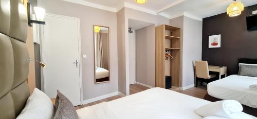 Habitación Triple con baño privado del hotel Hotel De France