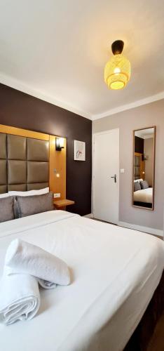 Habitación Triple con baño privado del hotel Hotel De France. Foto 1
