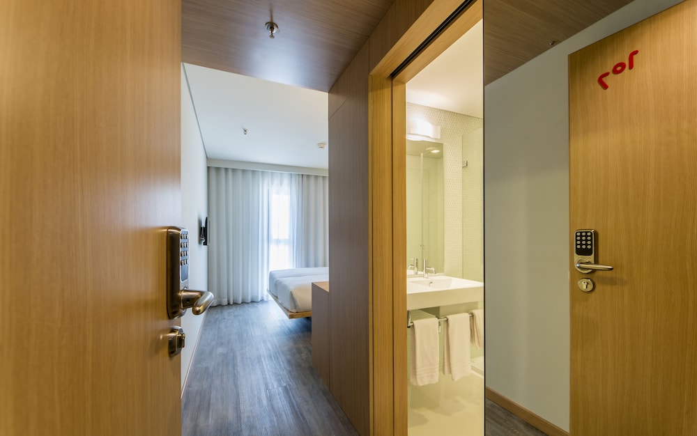 Habitación estándar con 2 camas individuales, 2 camas individuales del hotel Moov Porto Norte. Foto 4