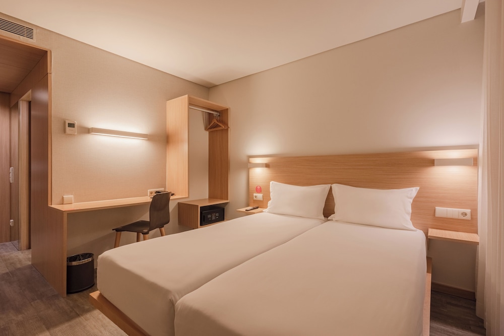 Habitación estándar con 2 camas individuales, 2 camas individuales del hotel Moov Porto Norte. Foto 5