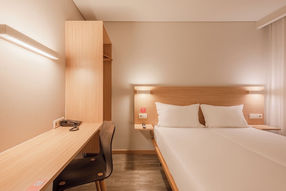 Habitación estándar con 2 camas individuales, 2 camas individuales del hotel Moov Porto Norte. Foto 6
