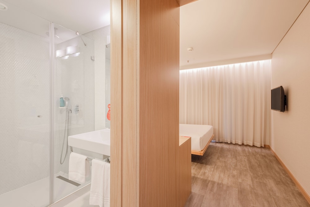 Habitación estándar doble, 1 cama de matrimonio del hotel Moov Porto Norte. Foto 7
