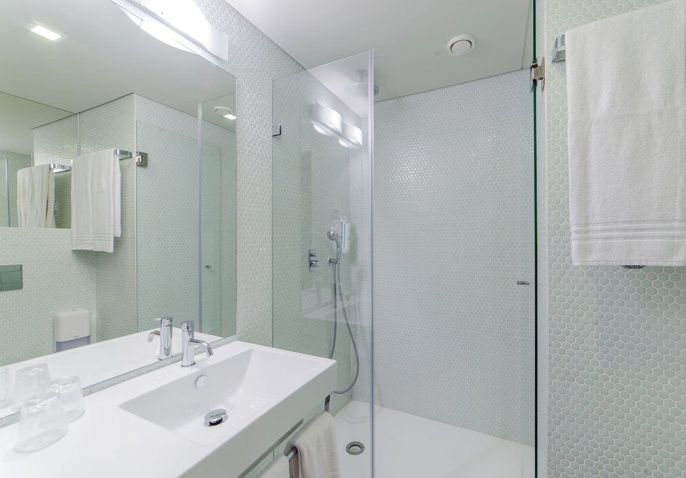 Habitación estándar doble, 1 cama de matrimonio del hotel Moov Porto Norte. Foto 8