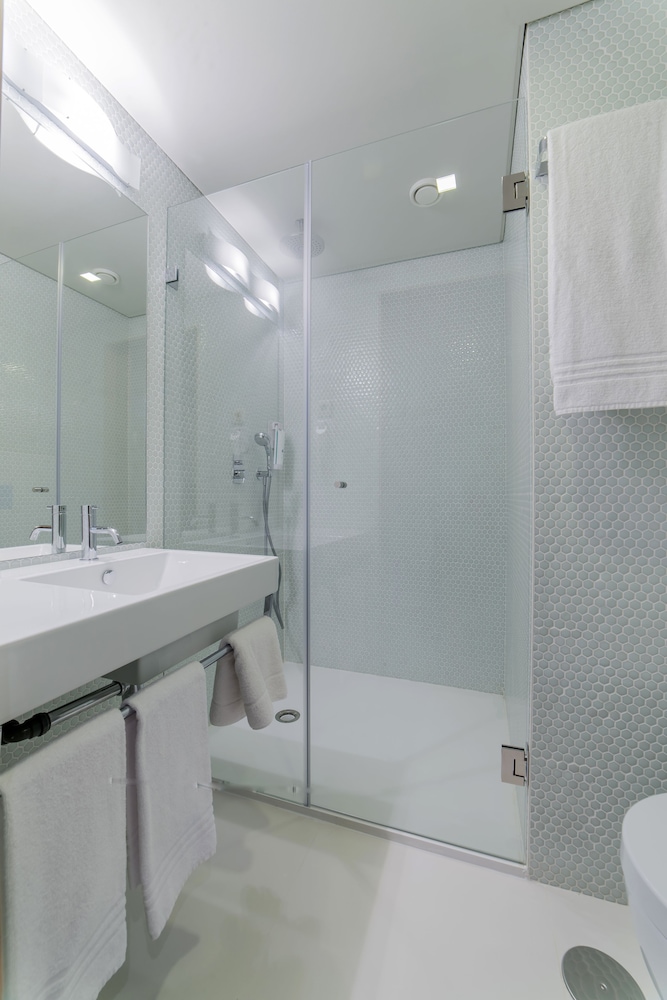 Habitación estándar doble, 1 cama de matrimonio del hotel Moov Porto Norte. Foto 9