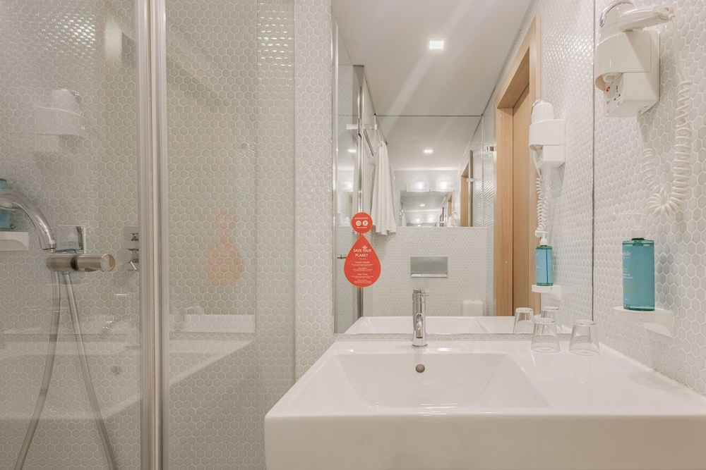 Habitación estándar doble, 1 cama de matrimonio del hotel Moov Porto Norte. Foto 10