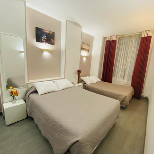 Habitación Triple Clásica del hotel Paris Gambetta. Foto 1