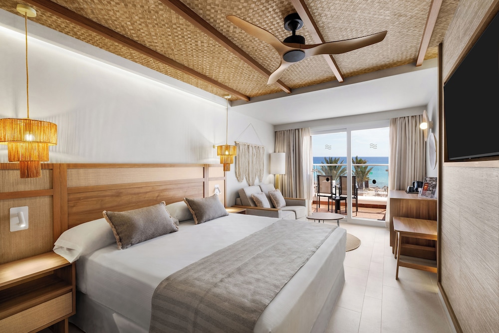 Habitación estándar doble, balcón del hotel Riu La Mola