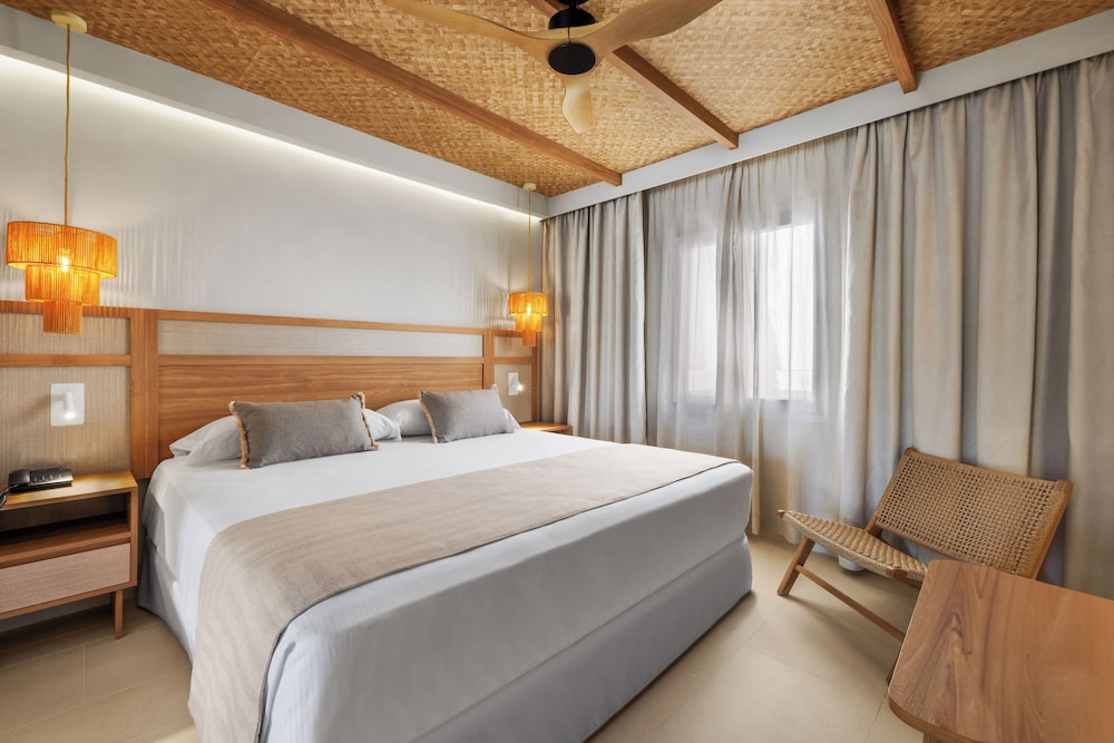 Bungalow estándar, balcón del hotel Riu La Mola. Foto 1