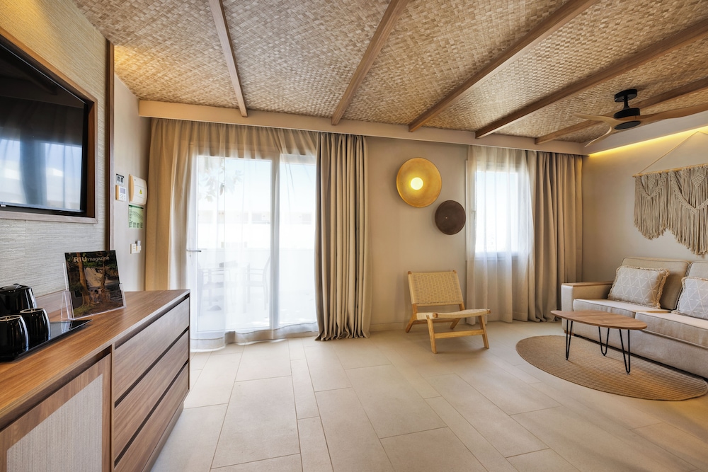 Bungalow estándar, balcón del hotel Riu La Mola. Foto 3