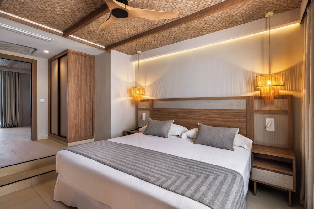 Bungalow estándar, balcón del hotel Riu La Mola. Foto 5