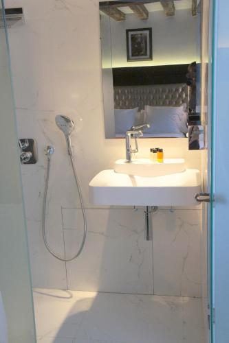 Habitación Doble Clásica con ducha del hotel Tonic Saint Germain. Foto 5