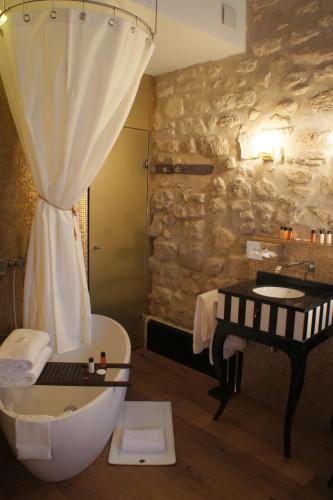 Habitación Doble Clásica con bañera del hotel Tonic Saint Germain. Foto 5