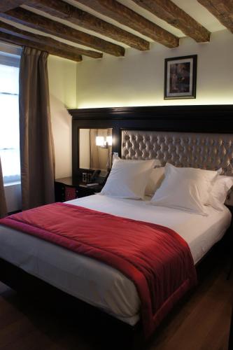 Habitación Doble Clásica con bañera del hotel Tonic Saint Germain. Foto 6