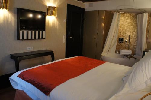 Habitación Doble Clásica con bañera del hotel Tonic Saint Germain. Foto 8