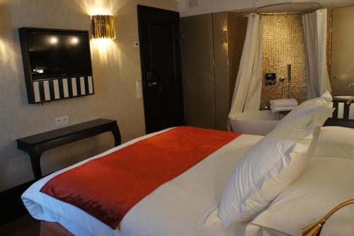 Habitación Doble Clásica con bañera del hotel Tonic Saint Germain. Foto 9