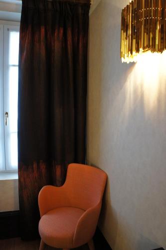 Habitación Doble Clásica con bañera del hotel Tonic Saint Germain. Foto 11