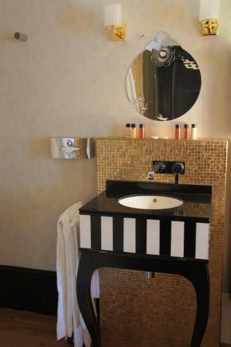 Habitación Doble Clásica con bañera del hotel Tonic Saint Germain. Foto 12
