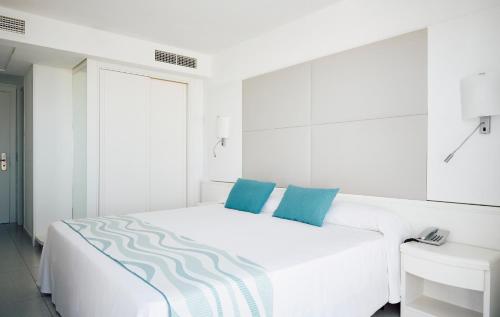Habitación Doble Deluxe con vistas al mar del hotel Insotel Formentera Playa. Foto 1