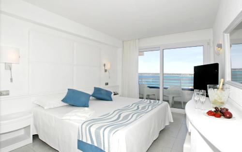 Habitación Doble Deluxe con vistas al mar del hotel Insotel Formentera Playa. Foto 2