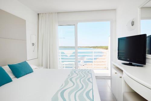 Habitación Doble Deluxe con vistas al mar del hotel Insotel Formentera Playa. Foto 3