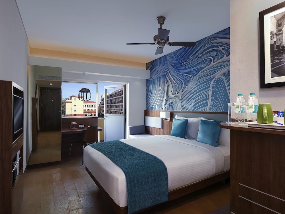 Habitación moderna con piscina y balcón - Camas gemelas del hotel Ibis Styles Goa Calangute
