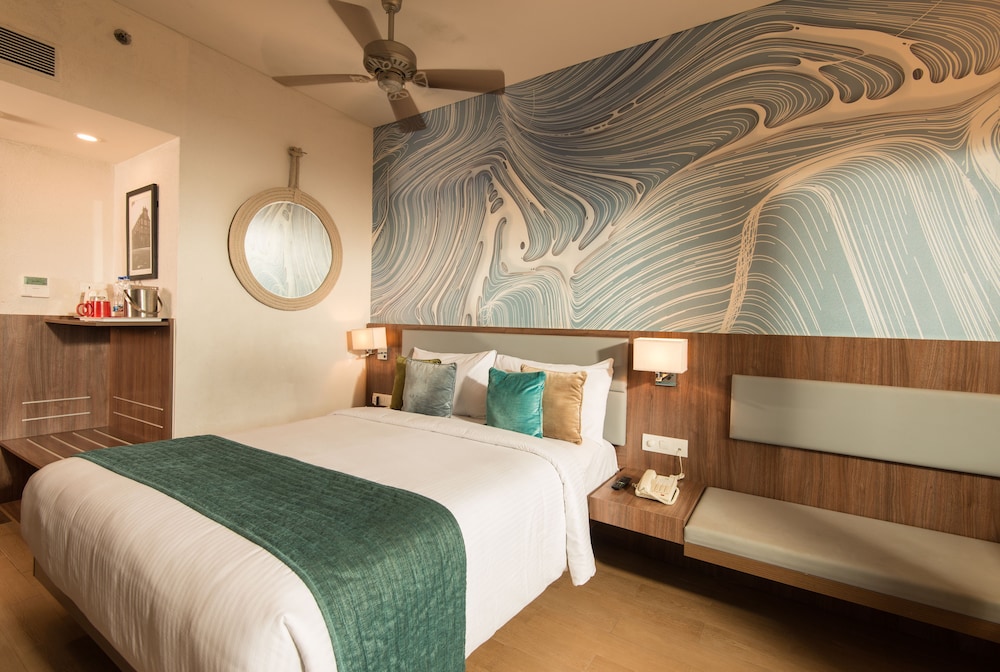 Habitación moderna con piscina y balcón - Camas gemelas del hotel Ibis Styles Goa Calangute. Foto 4
