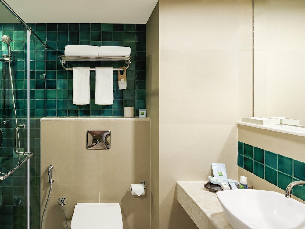 Habitación moderna con piscina y balcón - Cama Queen, Value Plus del hotel Ibis Styles Goa Calangute