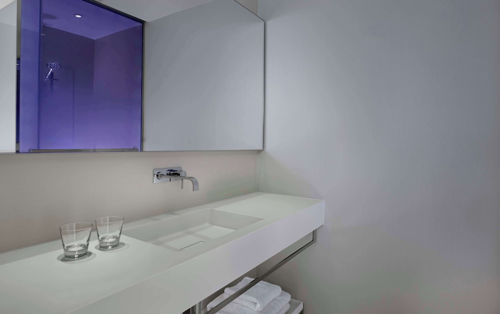 Habitación superior, 1 cama de matrimonio grande del hotel Park Plaza London Park Royal. Foto 4