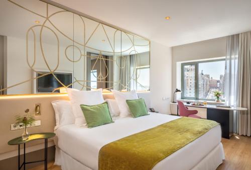 Habitación Deluxe con vistas a la ciudad. del hotel Barcelo Torre De Madrid. Foto 2