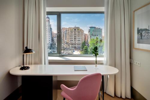 Habitación Deluxe con vistas a la ciudad. del hotel Barcelo Torre De Madrid. Foto 3