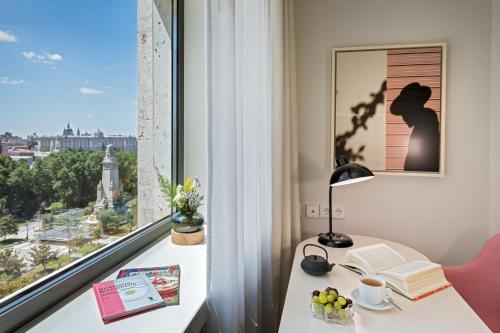 Habitación Deluxe con vistas a la ciudad. del hotel Barcelo Torre De Madrid. Foto 4