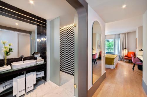 Habitación Deluxe del hotel Barcelo Torre De Madrid. Foto 4