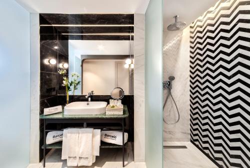 Habitación Deluxe del hotel Barcelo Torre De Madrid. Foto 5