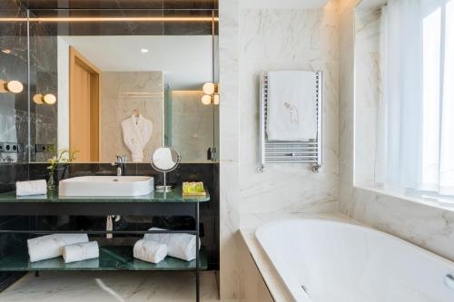 Habitación Premium del hotel Barcelo Torre De Madrid