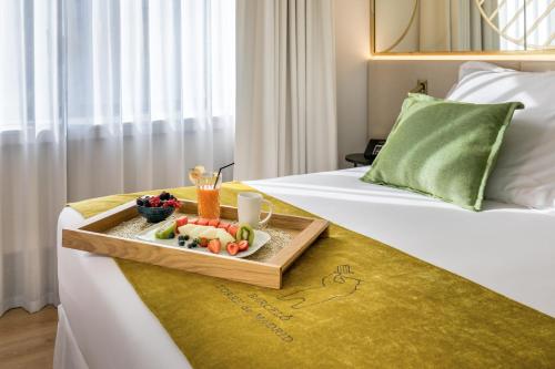 Habitación Premium del hotel Barcelo Torre De Madrid. Foto 1