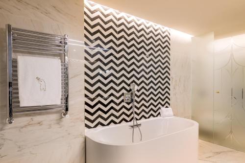 Suite con terraza del hotel Barcelo Torre De Madrid