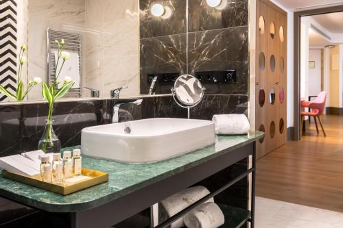 Suite con terraza del hotel Barcelo Torre De Madrid. Foto 3