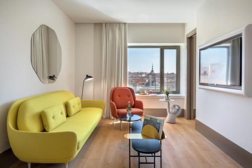 Suite con terraza del hotel Barcelo Torre De Madrid. Foto 4