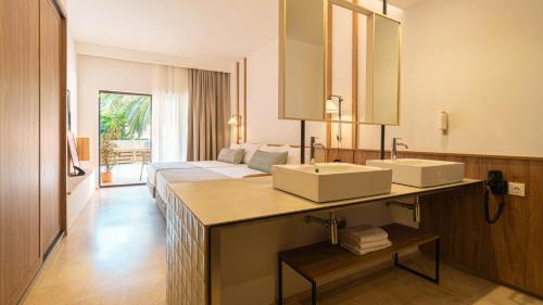 Habitación Triple del hotel Ohtels Les Oliveres. Foto 2