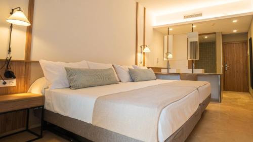 Habitación Triple del hotel Ohtels Les Oliveres. Foto 3