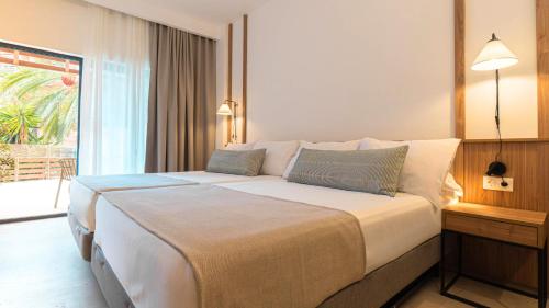 Habitación Cuádruple del hotel Ohtels Les Oliveres. Foto 1