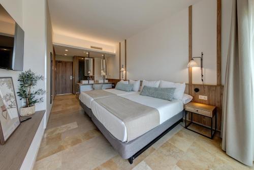Habitación Triple del hotel Ohtels Les Oliveres. Foto 6