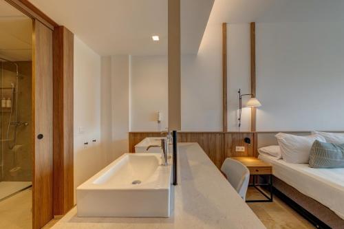 Habitación Triple del hotel Ohtels Les Oliveres. Foto 7