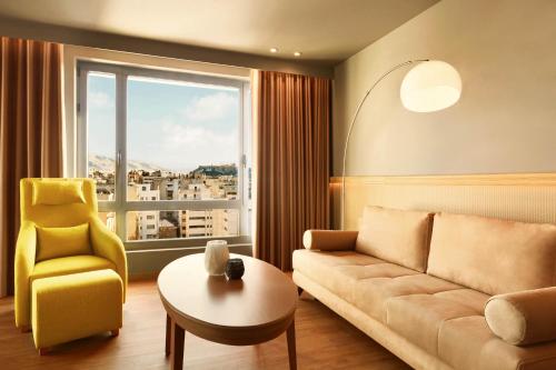 Suite Junior con vistas a la Acrópolis del hotel Zeus Wyndham Grand Athens. Foto 5