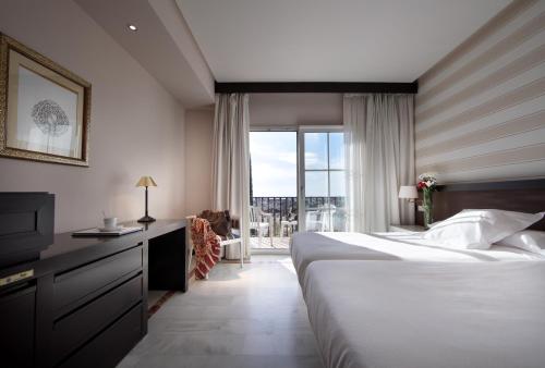 Habitación Doble con terraza - 2 camas del hotel Abades Benacazon. Foto 1