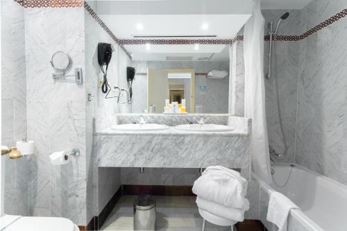 Suite Junior del hotel Abades Benacazon. Foto 3