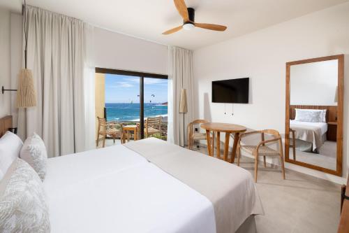 Habitación Doble Superior con vistas al mar del hotel Playa Sur Tenerife. Foto 1
