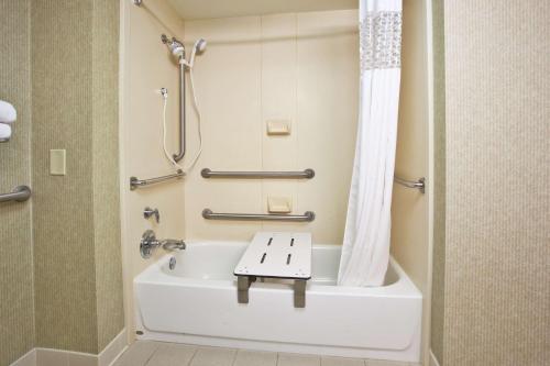 Habitación con cama extragrande y sofá cama - Adaptada para personas con discapacidad - No fumadores del hotel Hampton Inn Clifton Park