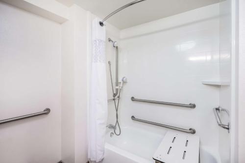 Habitación con cama extragrande y sofá cama - Adaptada para personas con discapacidad - No fumadores del hotel Hampton Inn Clifton Park. Foto 3