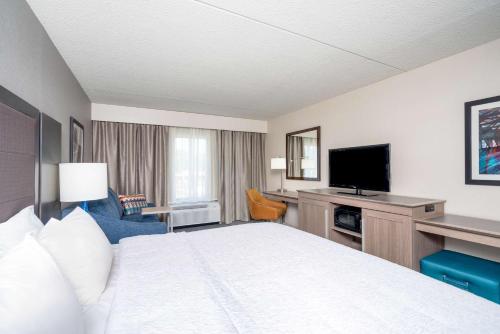 King Room with Sofa Bed and Study - Non - Smoking del hotel Hampton Inn Clifton Park. Foto 1